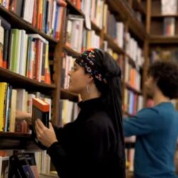 Mantiene saltillense viva la librería más antigua de Madrid, España 