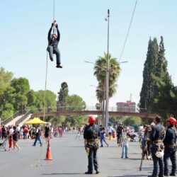 Muestran bomberos destrezas y habilidades3