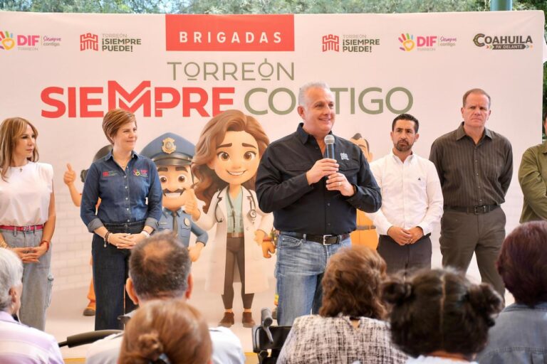 Reanuda Román Cepeda brigadas multidisciplinarias en Torreón y entrega techumbre en Valle Dorado