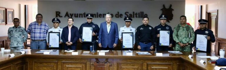 Reconoce Chema Fraustro a policías por actos heroicos