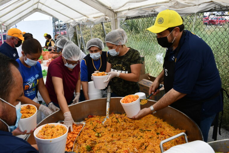 Resulta un éxito venta con causa de paella rotaría en Ramos Arizpe 