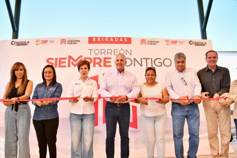 Román Cepeda entrega techumbre en la colonia Abastos, durante la brigada “Torreón Siempre Contigo”