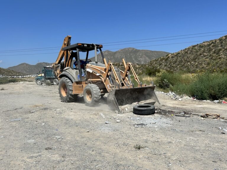 Tras petición ciudadana libran de basura y escombro periferia de la colonia Analco 