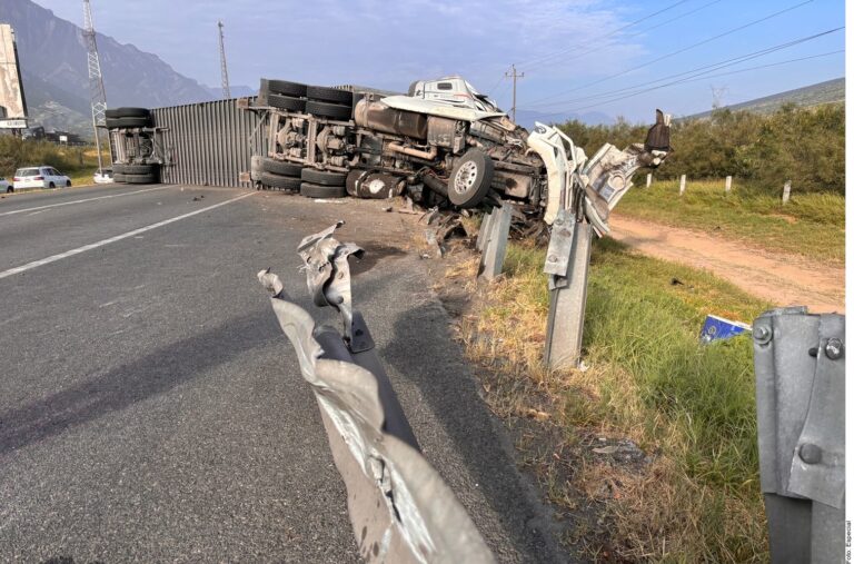 Vuelca un tráiler y salen 4 heridos en carretera a Saltillo