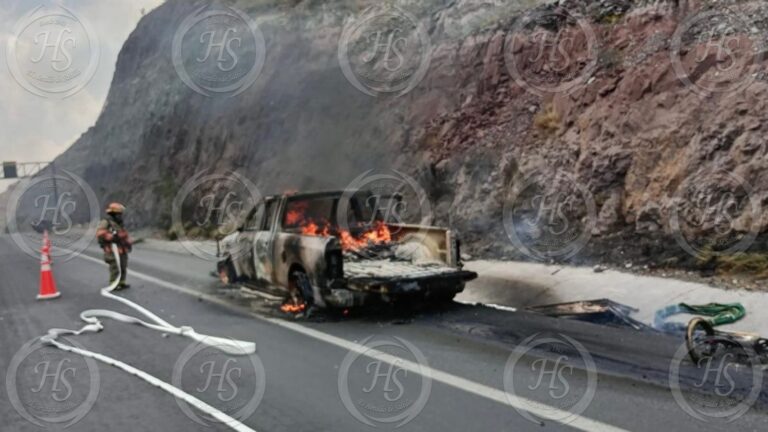 Arde camioneta de paisanos en el Libramiento Norponiente