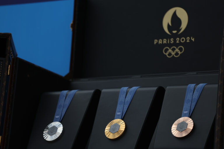 Detienen a brasileño en París por vender medallas olímpicas falsas como souvenirs