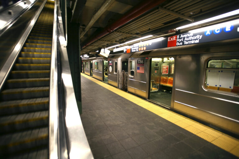 Empujan a dos turistas mexicanas a vías del metro de Nueva York