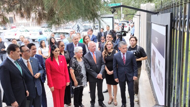 En rejas del Ateneo Fuente, inauguran exposición urbana “Coahuila 200 Años de Grandeza”