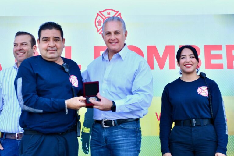 Entrega Román Cepeda González reconocimientos a bomberos de Torreón, por su heroísmo y perseverancia