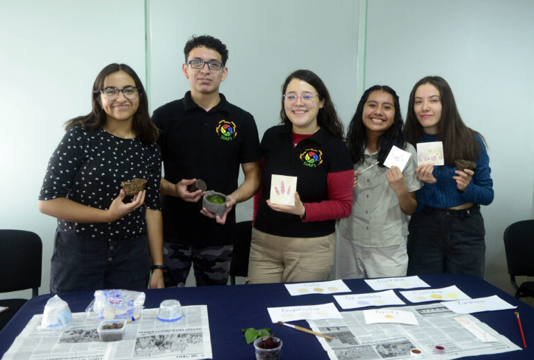 Estudiantes de la UNAM elaboran macetas compostables y acuarelas con materiales sustentables y de reciclaje