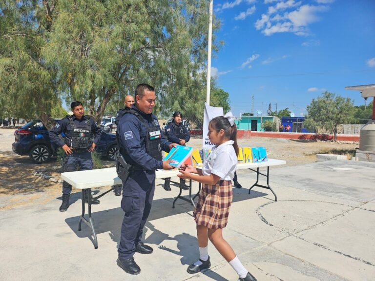 Estudiantes del Ejido Hipólito reciben útiles escolares por parte de la Policía Municipal de Ramos Arizpe