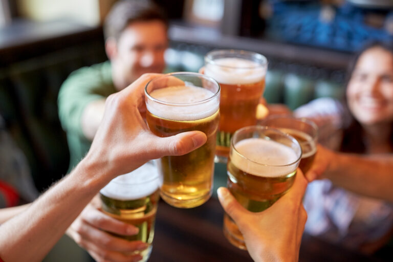 Estudio confirma que beber una cerveza al día aumenta el riesgo de padecer artritis inflamatoria