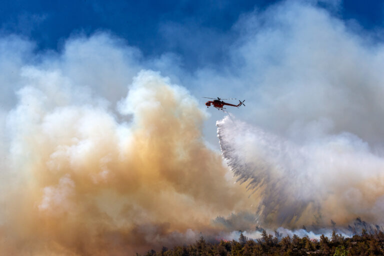 Evacúan a miles de personas en Atenas por incendio forestal