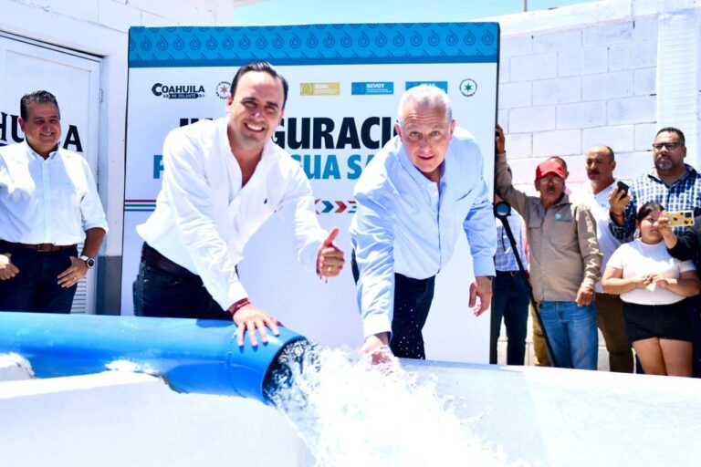 Inauguran Manolo Jiménez y Román Cepeda en Torreón el pozo de agua Santa Fe