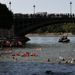 FRANCIA-PARIS-RIO SENA-ALCALDESA-NATACION