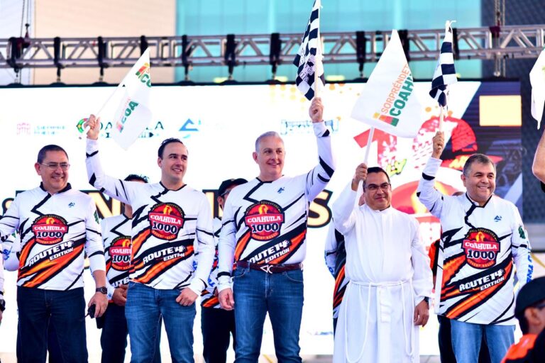 Manolo Jiménez y Román Cepeda dan banderazo de arranque de la carrera Coahuila 1000 en Torreón