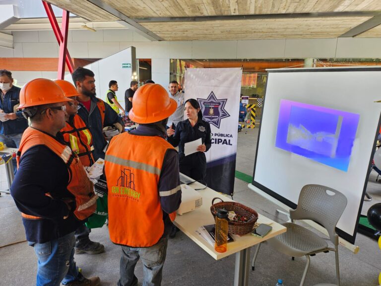 Policía de Ramos Arizpe promueve en DeAcero campaña contra accidentes viales