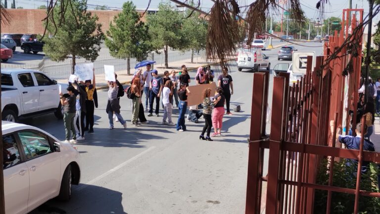 Realizan plantón alumnos de UANE, protestan por elevado costo de cursos extra