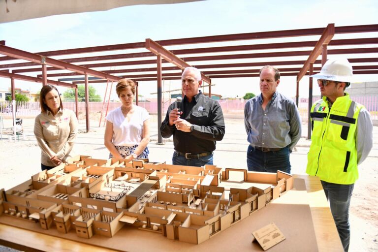 Román Cepeda supervisa la construcción de la nueva Casa Cuna de DIF Torreón