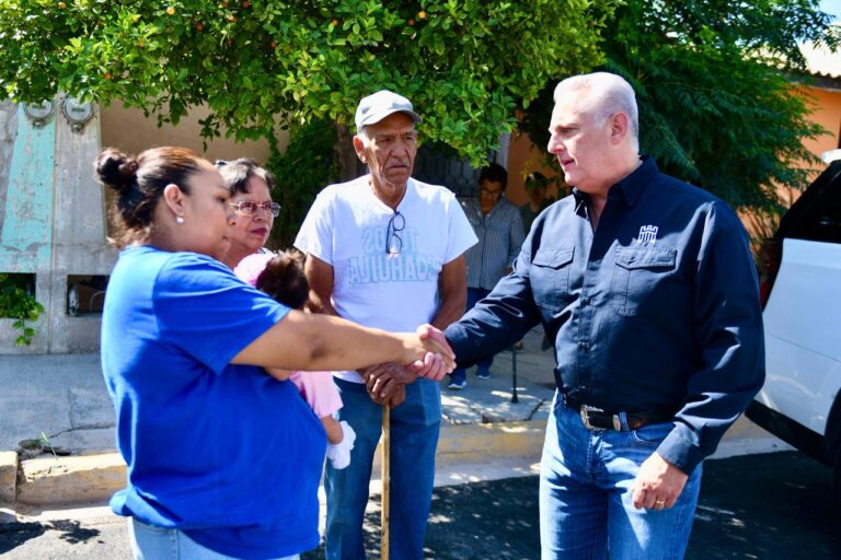 Román Cepeda supervisa pavimentación de cerradas en Nueva California, en Torreón