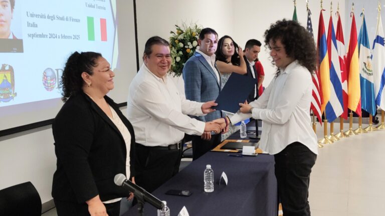 Entrega rector Octavio Pimentel becas de movilidad internacional a estudiantes de la UA de C