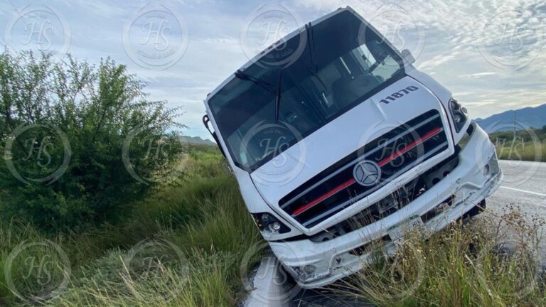 Tremendo susto se llevan trabajadores de Daimler; chofer dormitó y casi vuelca