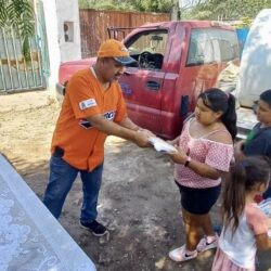 Apoyan a niñas y niños de colonia Cerrito de la Cruz con entrega de útiles escolares 