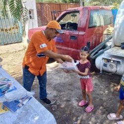 Apoyan a niñas y niños de colonia Cerrito de la Cruz con entrega de útiles escolares 2