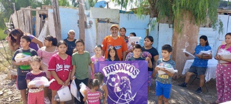 Apoyan a niñas y niños de colonia Cerrito de la Cruz con entrega de útiles escolares 