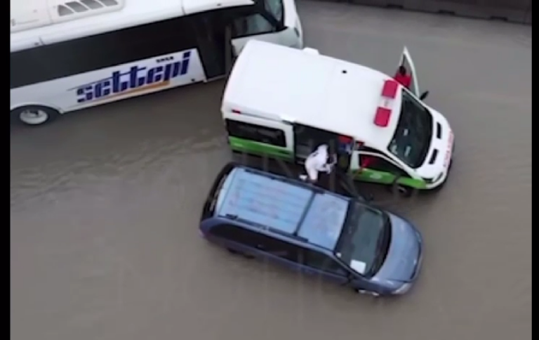 Rescatan paramédicos de Arteaga a padre e hijo durante inundaciones en Saltillo