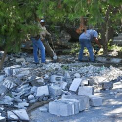 Colapsa barda de vivienda en colonia Capellanía por intensa lluvia; ayudan en trabajos de limpieza 