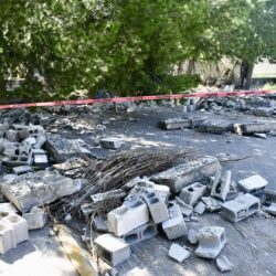 Colapsa barda de vivienda en colonia Capellanía por intensa lluvia; ayudan en trabajos de limpieza 2