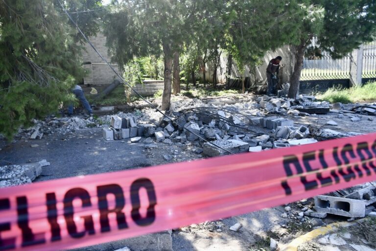 Colapsa barda de vivienda en colonia Capellanía por intensa lluvia; ayudan en trabajos de limpieza 