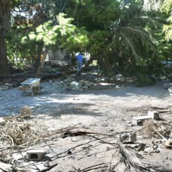 Colapsa barda de vivienda en colonia Capellanía por intensa lluvia; ayudan en trabajos de limpieza 8