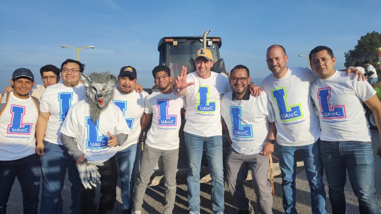 ¡La manada a las calles! Desfilan nuevos Lobos de la UA de C en Saltillo