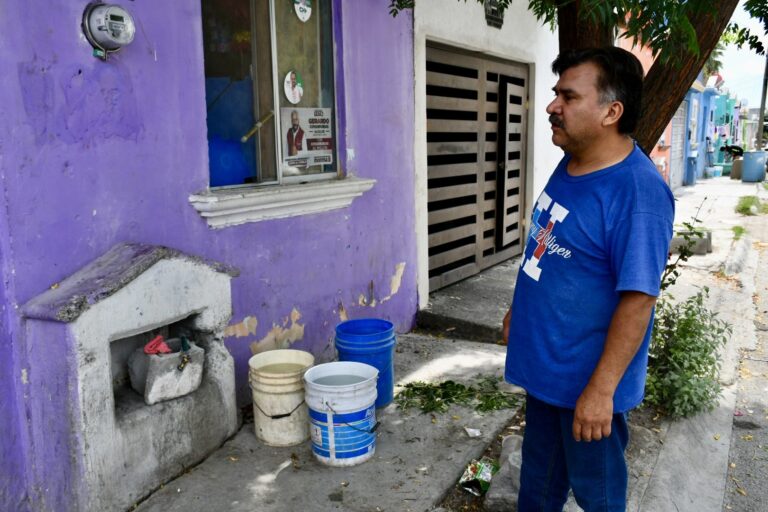 En colonia Armillita vecinos reportan falta de agua; Compara apoyará a familias afectadas 