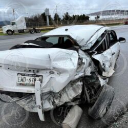 Impacta su vehículo contra un tráiler en carretera General Cepeda-Derramadero y se encuentra al borde de la muerte