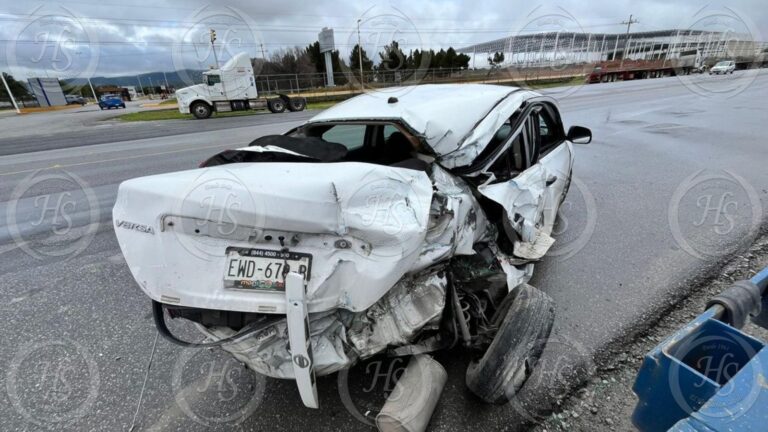 Impacta su vehículo contra un tráiler en carretera General Cepeda-Derramadero y se encuentra al borde de la muerte