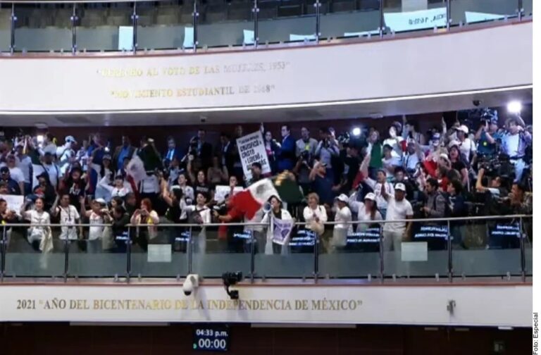 Irrumpen manifestantes en Senado; decretan receso