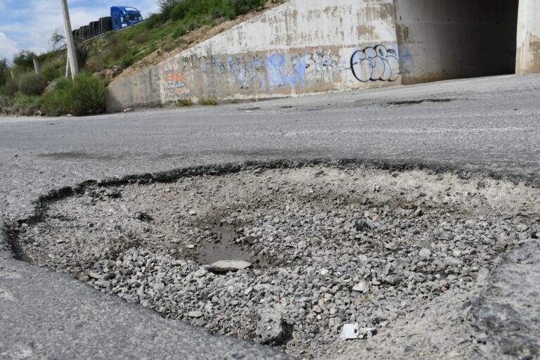 Mega bache en paso de Real del Valle; Peligro latente para automovilistas