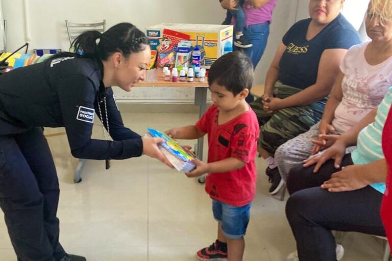 Policía de Ramos Arizpe apoya a escuela de educación inicial en Hipólito