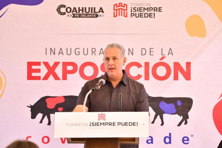 Román Alberto Cepeda González inaugura el CowParade México2024 en el Paseo Colón