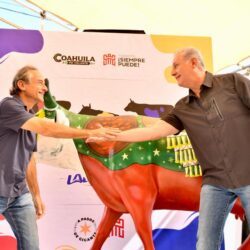 Román Alberto Cepeda González inaugura el CowParade México2024 en el Paseo Colón2