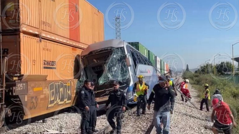 Ómnibus intenta ganarle el paso al tren en Saltillo; hay varios pasajeros lesionados