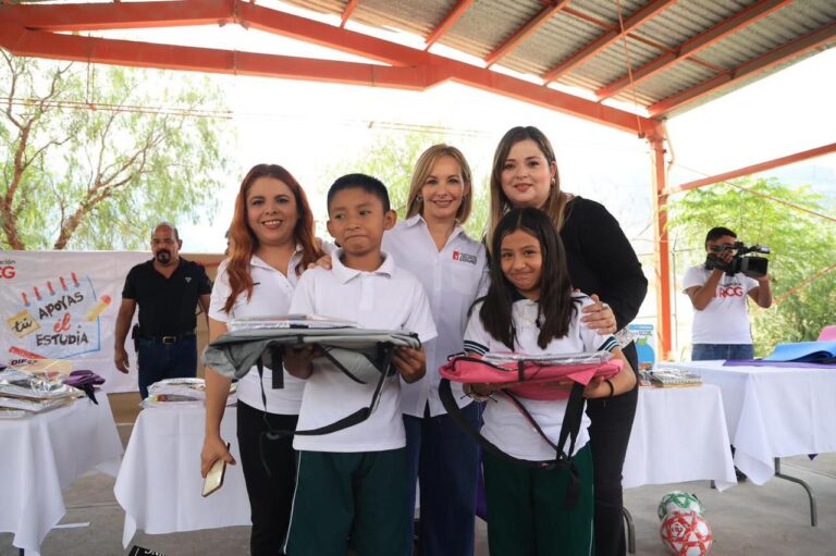 Alumnos del ejido Higueras reciben útiles escolares por parte del DIF Ramos Arizpe y Fundación RCG