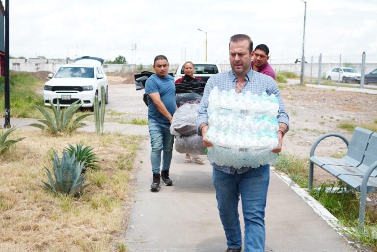 Apoya Felipe González a personas afectadas por lluvias en Torreón