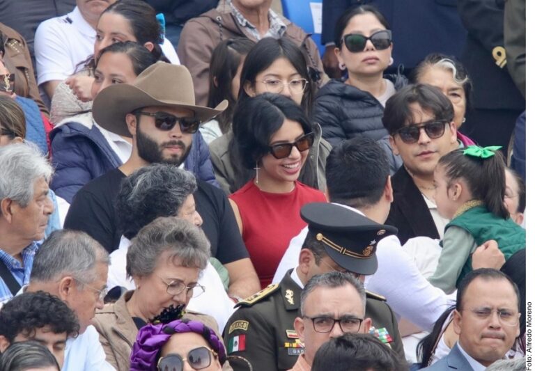 Asisten Ángela Aguilar y Christian Nodal al Desfile Cívico Militar del Zócalo