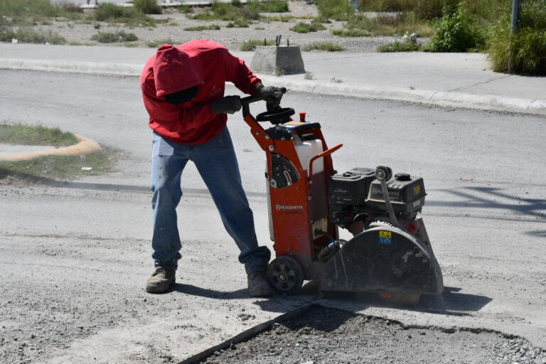 Atienden en vialidades principales de Ramos Arizpe problema de baches tras lluvias 