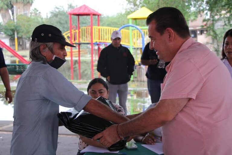 Brindan apoyos sociales y alimenticios a vecinos afectados de la colonia Santiago Ramírez, en Torreón