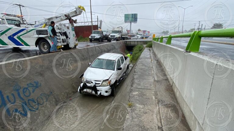 Cae al interior de un canal pluvial en Saltillo